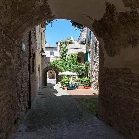 Turistici Vicolo S. Chiara *