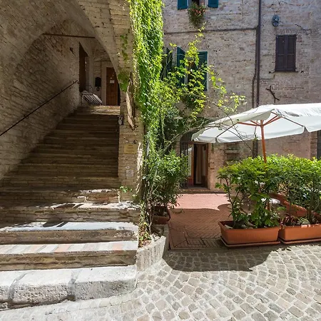Turistici Vicolo S. Chiara * Sassoferrato